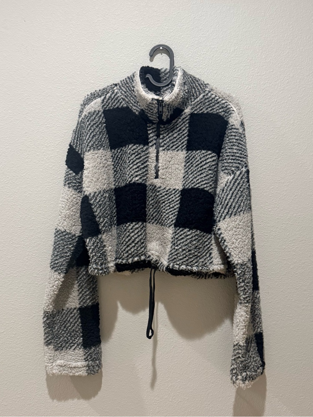 Altar’d State Black / Grey Sherpa Quarter Zip Crop Pullover Size L